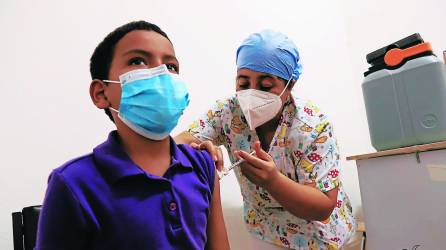 Un grupo de ninos fueron vacunado mediante la campana de vacunacion que se desarrollo en el centro de salud Miguel Paz Barahona de San Pedro Sula