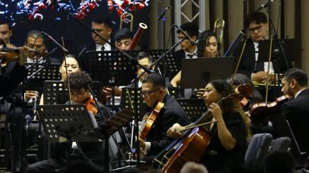 Una noche melódica y de ensueño se ha llevado a cabo en el Auditorio de la Primera Iglesia Evangélica Reformada (PIER), lugar que recibió a cientos de personas que se deleitaron al vaivén de la música culta. La Orquesta Sinfónica del Valle de Sula (OSVS) fue la encargada de hacer vibrar el alma de cada presente, con su repertorio de grandes autores como Beethoven, Max Bruch y Johann Strauss.