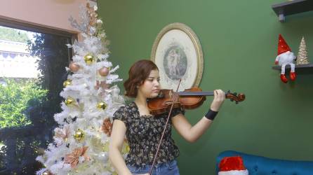 Talentosa violinista es becada por una universidad de Estados Unidos