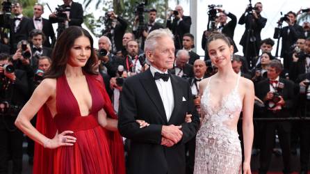 El actor Michael Douglas junto a su hija Carys Zeta Douglas y su mujer Catherine Zeta-Jones en la alfombra roja del Festival de Cannes. EFE/EPA/Mohammed Badra