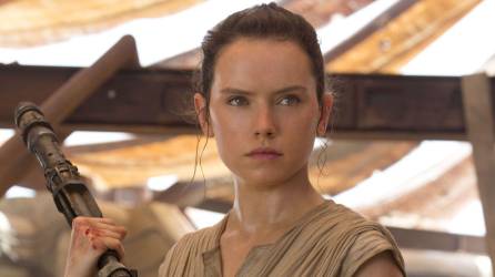 Daisy Ridley es una actriz inglesa, famosa por interpretar al personaje de Rey en la tercera trilogía de Star Wars.