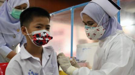 En Tailandia iniciaron la inmunización de menores con la vacuna de Pfizer.