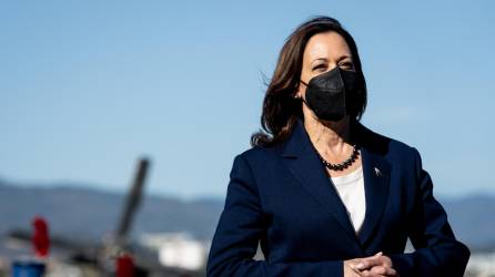 La vicepresidenta de Estados Unidos, Kamala Harris, habla cuando llega para asistir a la toma de posesión de la presidenta electa de Honduras, Xiomara Castro, en Tegucigalpa, Honduras, el 27 de enero de 2022.