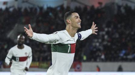 Cristiano Ronaldo celebrando uno de los dos goles ante Luxemburgo en el primer tiempo.