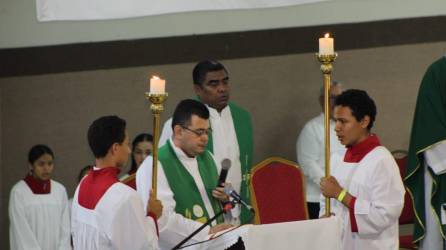 Ataviados con una sotana roja y sobrepelliz blanco ayudan a los sacerdotes, diáconos o al <a href=https://www.laprensa.hn/honduras/honduras-religion-iglesia-catolica-jose-vicente-nacher-redes-sociales-NC15067684>obispo en la misa</a>. Son niños y jóvenes que hacen una gran labor cuando se celebra la eucaristía y también son responsables de llevar los cirios, el <b>misal </b>o el incienso en las procesiones.