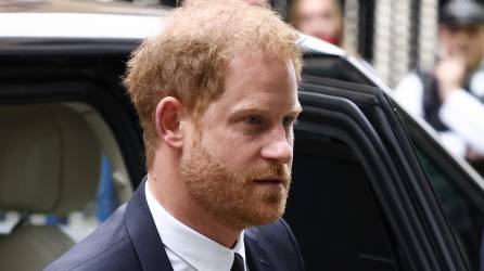 El príncipe Harry asistió a un tribunal en Londres para declarar en su demanda contra un grupo de medios británicos.