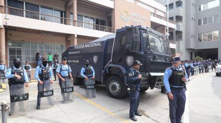 Bajo un fuerte resguardo policial amanecieron las instalaciones del Ministerio Público este jueves 2 de noviembre en Tegucigalpa, Honduras.