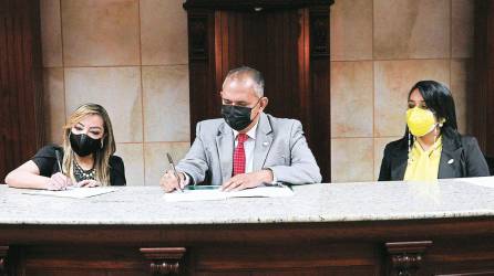 <b><span class=mln_uppercase_mln>Convenio.</span></b> Miriam Barahona, magistrada del TJE, y el rector de la UTH, Javier Mejía, en la firma.