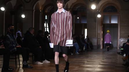 Un modelo presenta una creación de Raf Simons durante la presentación de su colección Primavera-verano 2022 en la Semana de la Moda de París.