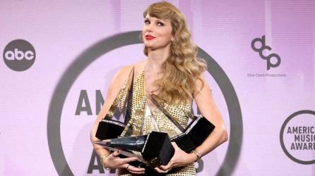 Un diamante tiene que brillar. Taylor Swift se llevó a casa la victoria como Artista del Año en los American Music Awards 2022, marcando la séptima vez que recibe este premio.