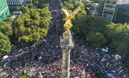 Miles de personas asistieron a la marcha convocada por López Obrador una semana después de una masiva protesta en su contra.