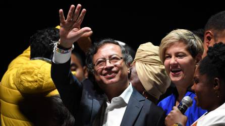 El exguerrillero, Gustavo Petro, alcanzó una victoria histórica al convertirse en el primer presidente de izquierda de Colombia.