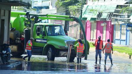 <b>Los trabajos con el camión vactor se empezaron la semana pasada en el barrio Inglés.</b>