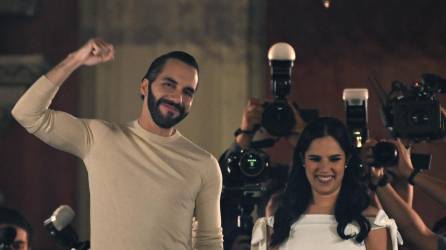 Nayib Bukele y su esposa Gabriela Rodriguez en el Palacio Nacional tras declararse ganador de las elecciones.