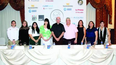 El padre Vicente Nacher de Osovi abrió las nominaciones en el Club Hondureño Árabe junto a los patrocinadores: Grupo Opsa, Elcatex, Emsula, Ficohsa y Grupo Karim’s.