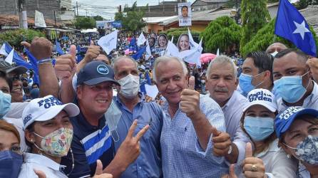Ricardo Álvarez y Mauricio Oliva junto al presidenciable Nasry Asfura durante un mitin político en Choluteca, Honduras.