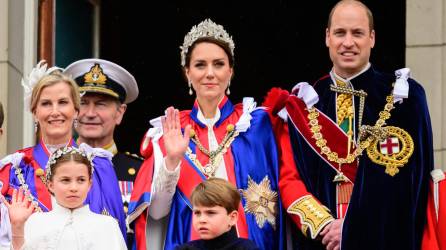 Príncipa Guillermo, princesa Catalina y sus hijos los príncipes Carlota y Luis el día de la coronación del Rey Carlos III.