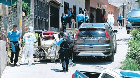 <b><span class=mln_uppercase_mln>Escena.</span></b> El cuerpo de Gustavo Adolfo Midence quedó en la orilla de la calle y fue levantado por Medicina Forense.<span class=mln_uppercase_mln> </span>