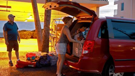 Una familia se prepara para evacuar su residencia en Florida ante la llegada del huracán Idalia.