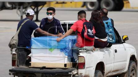 Los cuerpos de los seis hondureños fallecidos en la tragedia de Texas ya son trasladados a sus lugares de origen luego de que fueron repatriados en un vuelo comercial que llegó a eso de las 8:40 am de este viernes al aeropuerto Ramón Villeda Morales, de San Pedro Sula.