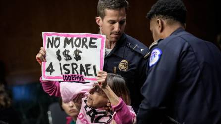 Manifestantes exigen un alto el fuego en Israel durante una audiencia de Blinken en el Congreso.