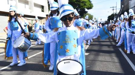 Este pequeñín decidió desfilar con los colegios este 15 de septiembre en San Pedro Sula.