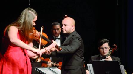 Elena Mikhailova brindó un show de primer mundo junto al hondureño Óscar David Barahona, quien brilló en la dirección de la Orquesta Filarmónica de SPS