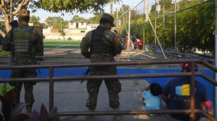 Militares siguen vigilando varias comunidades de El Salvador durante el régimen de excepción.
