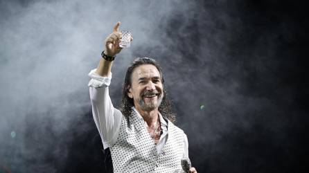 El exitoso compositor mexicano deleitó por más de dos horas cantando sus inmortales temas.