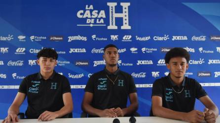 Jefryn Macías, Aarón Zúniga y Javier Arriaga durante la conferencia de prensa.