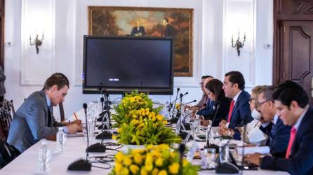 Foto de archivo de una reunión entre representantes del gobierno de Honduras y del FMI.