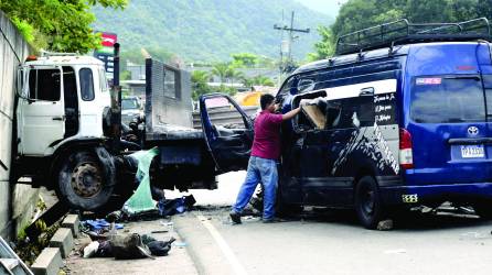 El conductor del camión se dio a la fuga, equipos de la policía andan en su búsqueda.