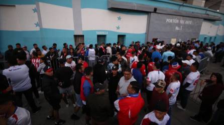 Diario LA PRENSA conoció minutos de iniciar el partido que una gran cantidad de aficionados han quedado fuera del estadio Nacional con boleto en mano.
