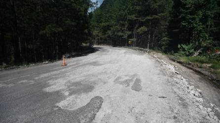 Les dicen de carreteras de “azúcar” porque solo llueve y desaparece el asfalto. A pobladores cercanos les toca rellenar los hoyos con tierra o cemento para evitar accidentes. Este tramo es entre San Juan y Yamaranguila.