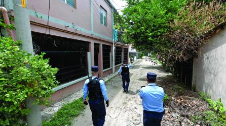 Acompañados por un grupo de policías, un equipo de LA PRENSA visitó el pasaje de la colonia San Isidro, el cual quedó totalmente abandonado a raíz de advertencias hechas por pandilleros de la 18.