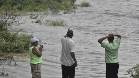 En la parte alta de La Ceiba, muchos habitantes se quedaron al otro lado de sus comunidades debido a las crecidas empezó a tener el rio Cangrejal desde horas de la mañana de este jueves.