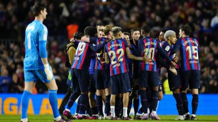 Jugadores del Barcelona celebrando el triunfo ante el lamento del portero Courtois.