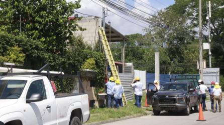 Cuadrillas mientras realizaban un operativo contra hurto de energía en una residencial sampedrana.