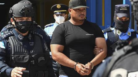Miembros de las Fuerzas Especiales trasladan al presunto narcotraficante Raduan Omar Zamora Mayorga a la Corte Suprema de Justicia en Tegucigalpa el 16 de mayo de 2022, luego de ser capturado en el Caribe hondureño. (Foto: Orlando SIERRA / AFP)