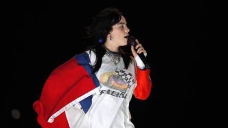 La cantante Billie Eilish se puso una bandera de Chile durante el concierto.