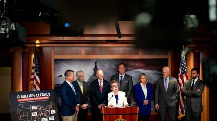 Los senadores demócratas forzaron la votación del proyecto de ley que buscaba restringir el asilo en la Cámara Alta.