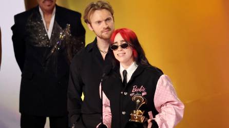 Finneas y Billie Eilish aceptan el premio “Canción del año” por “¿Para qué fui hecho? [De la película “Barbie”]” en el escenario durante la 66ª entrega del GRAMMY.
