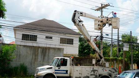 <b><span class=mln_uppercase_mln>Labor.</span></b> Cuadrillas de la Enee trabajan en uno de los postes de alumbrado público y tendido eléctrico en San Pedro Sula.