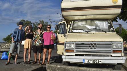 La familia Frentzen, posando junto a su “Wilma”, la casa rodante que los ha llevado a Europa, México, Guatemala, Belice, El Salvador, y ahora a La Ceiba, en el Caribe de Honduras.