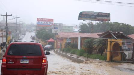 Lluvias mantienen saturadas las calles de La Esperanza.