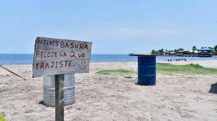 <b><span class=mln_uppercase_mln>Omoa.</span></b> En esta temporada las playas están limpias por lo extenso del verano, en los meses de lluvia el río Motagua arrastra los desechos.<span class=mln_uppercase_mln> FOTO: HÉCTOR EDÚ</span>