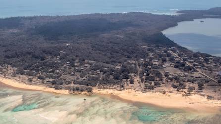 Las primeras imágenes aéreas captadas en Tonga muestran la devastación causada por la erupción volcánica y el tsunami.