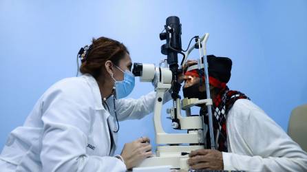 La optometrista Sonia Vásquez evalúa a una paciente de la tercera edad que fue sometida a una cirugía de catarata hace pocos días.