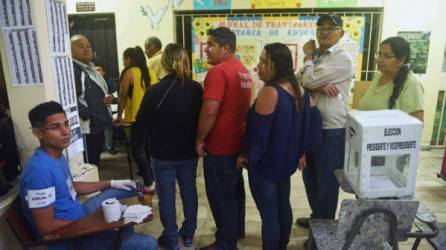 Millones de hondureños acudían a las urnas este domingo en un ambiente tranquilo y sin incidentes.