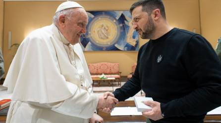 El Papa Francisco recibió a Zelenski en el Vaticano donde sostuvieron una reunión de unos 40 minutos.